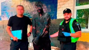 У Києві чоловік стрибнув у смолу для “непомітного” пограбування: поліція відмивала 5 годин