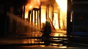 Частину книжкового ринку Петрівка в Києві знищено під час обстрілу 16 серпня
