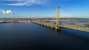 Південний міст у Києві під ударом утретє: Кличко повідомив про влучання